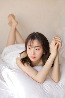 老于和淑荣把船划到河中央