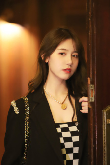 不扣钮的女孩